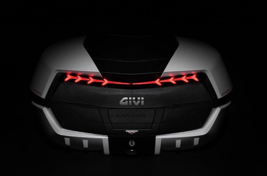 GIVI con il top case MAXIA 5