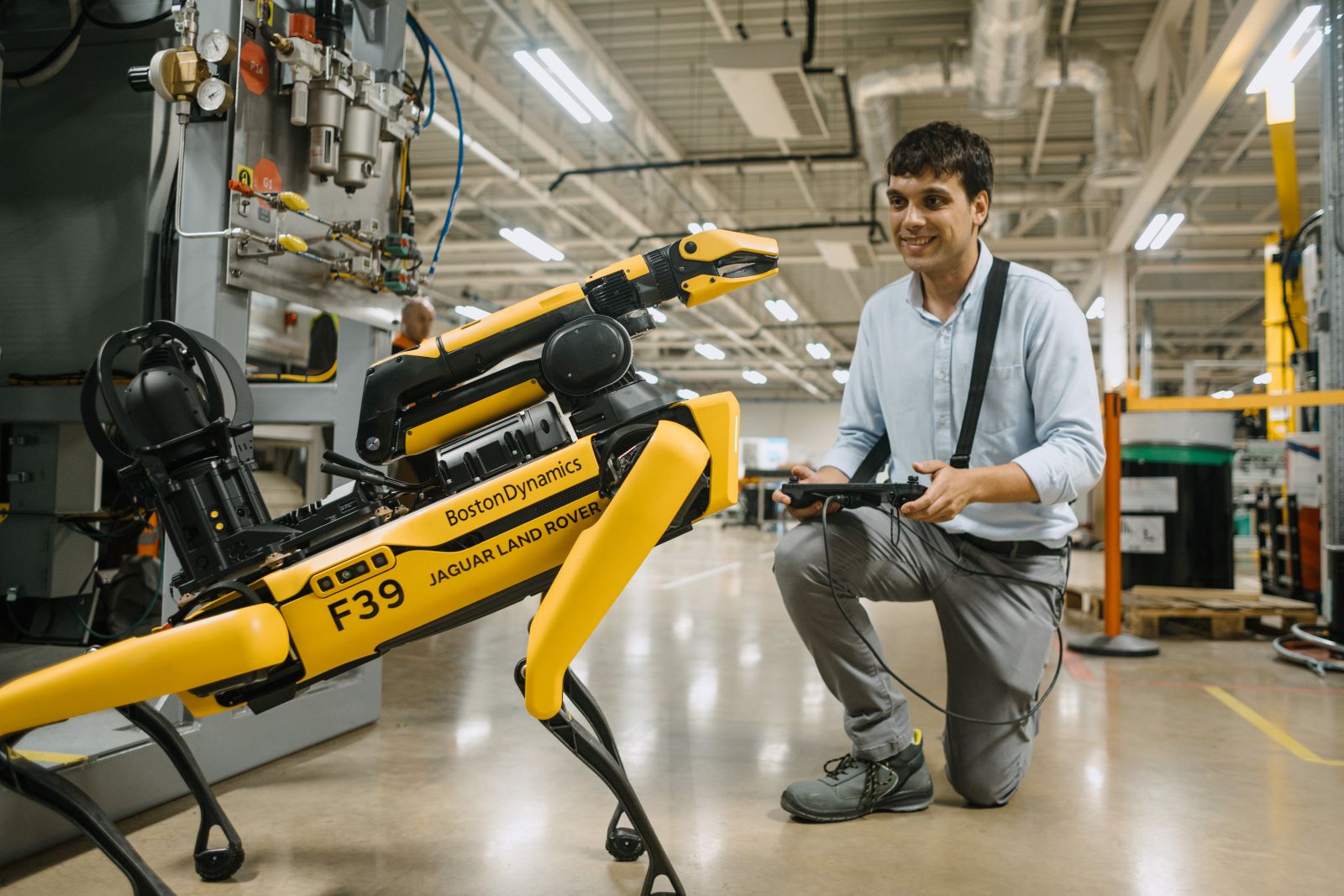 JLR SVELA “ROVER”: IL CANE DA GUARDIA ROBOT